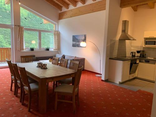 Η κουζίνα ή μικρή κουζίνα στο alpsrental Apartments Freja Obertauern