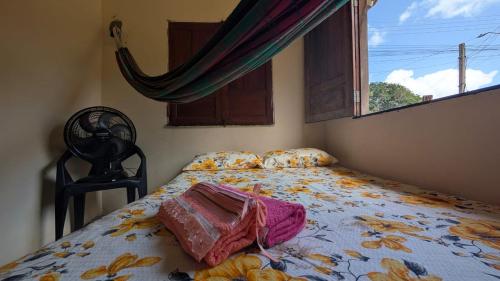 a bed in a bedroom with a window at Hospedagem Tia Lene Pacoval Soure in Soure