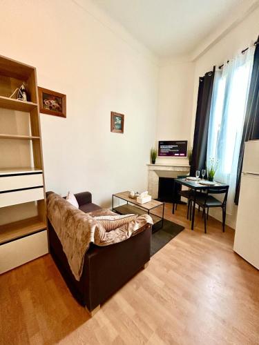 una sala de estar con un sofá y una mesa en Luberno studio lumineux parking inclus, en Cavaillon