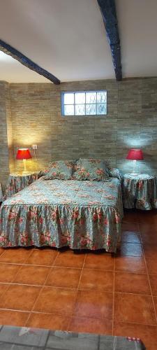 ein Schlafzimmer mit einem Bett und zwei Lampen auf dem Boden in der Unterkunft Habitación,Piscina y Jardín in Azuqueca de Henares