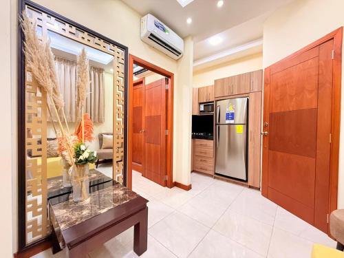 een keuken met een glazen tafel en een koelkast bij Suite sector exclusivo in Machala