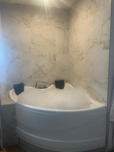 Ένα μπάνιο στο Appartement Jacuzzi proche Cité Gastronomique
