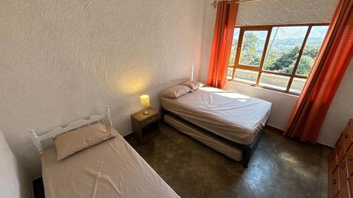 Ένα ή περισσότερα κρεβάτια σε δωμάτιο στο Casa Huerta Vista Bonita