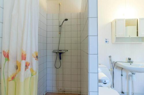 a bathroom with a shower and a toilet and a sink at KRO802-Haeradsbaeck-Ellagoelshult-3 in Gäddegölshult