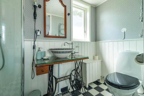 Koupelna v ubytování HAL938-Skummesloevsstrand-Stormvaegen-1