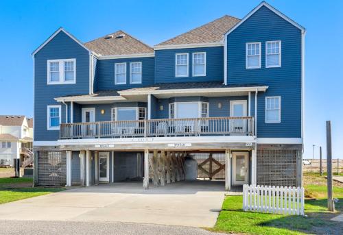 ein großes blaues Haus mit einem großen Balkon in der Unterkunft CAC-22B - Whelk in Buxton