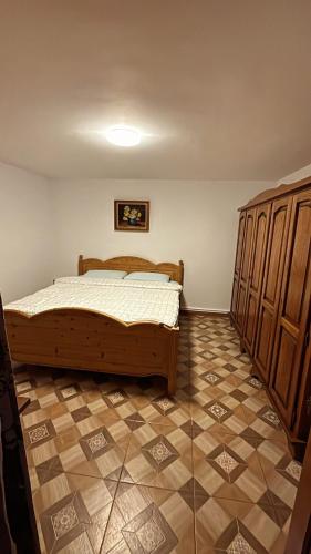 a bedroom with a bed and a tiled floor at Casa Mario 1 in Drobeta-Turnu Severin