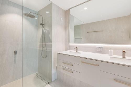 ゴールドコーストにあるMiles at Kirra Point 302のシャワー、洗面台、鏡を備えたバスルーム