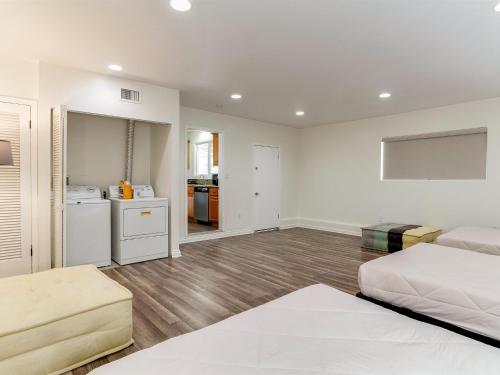 Postel nebo postele na pokoji v ubytování 5 Bedroom Charmer in Granada Hills