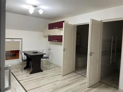 Kuchyň nebo kuchyňský kout v ubytování Apartament în Caransebeș