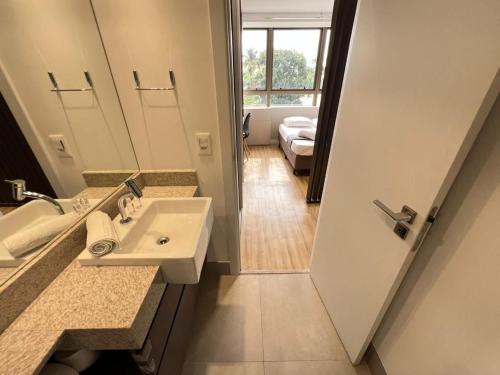 een badkamer met een wastafel en een spiegel bij LK Santo Agostinho 7 in Belo Horizonte
