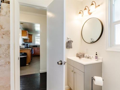 Koupelna v ubytování 5 Bedroom Charmer in Granada Hills