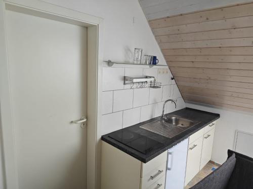 Η κουζίνα ή μικρή κουζίνα στο Dachgeschoss Harbour Apartments Höri