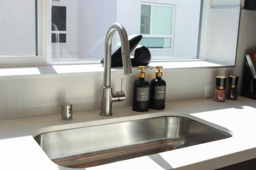 Fotografie z fotogalerie ubytování Serene APT 10 Min from Disneyland With Pool & GYM v destinaci Tustin