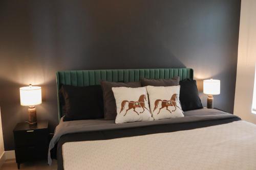 Postel nebo postele na pokoji v ubytování Serene APT 10 Min from Disneyland With Pool & GYM