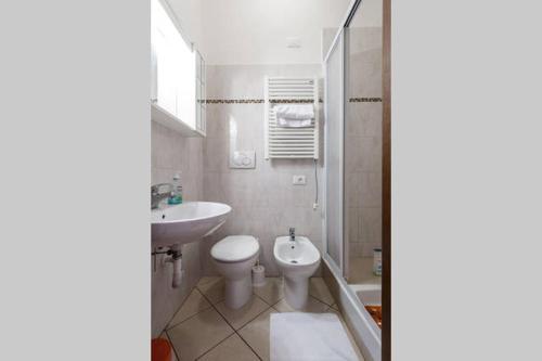 La salle de bains est pourvue de toilettes et d'un lavabo. dans l'établissement Affittacamere Scotto, à Pise