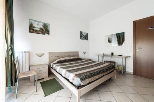 1 dormitorio con 1 cama, 1 mesa y 1 silla en Affittacamere Scotto, en Pisa