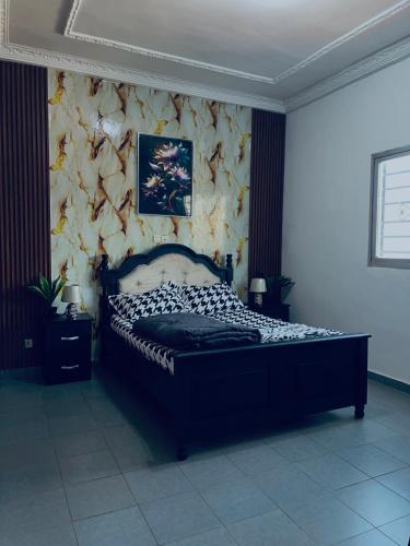a bedroom with a large bed in a room at Appartement Brel in Yaoundé