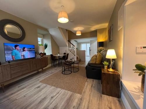 利特里姆The Corner house, Dromod的配有大屏幕平板电视的客厅