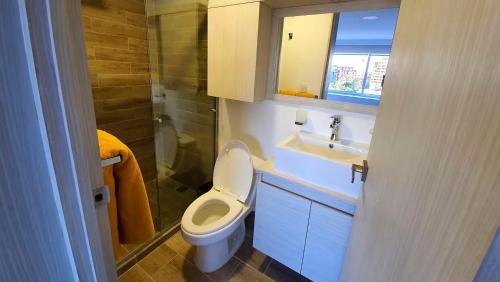 een kleine badkamer met toilet en wastafel bij 06 Loft Espectacular - Aire Acondicionado, Consulado in Guadalajara