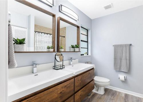 Et badeværelse på Naples Bungalow 4 min from the BEACH!