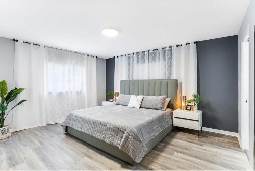 En eller flere senge i et værelse på Naples Bungalow 4 min from the BEACH!