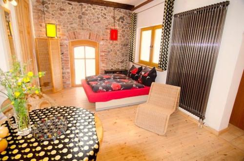 a living room with a bed and a table at Studio Brennerei Haselberg in Wriezen
