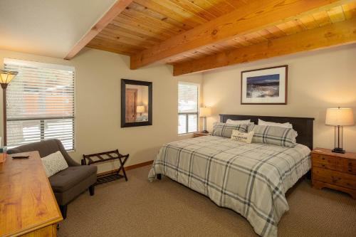 een slaapkamer met een bed, een bank en een tafel bij Northstar Ski Area in Abbeyville