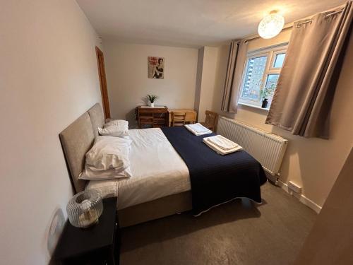 Un dormitorio pequeño con una cama y una ventana. en The Nook, en Bedford