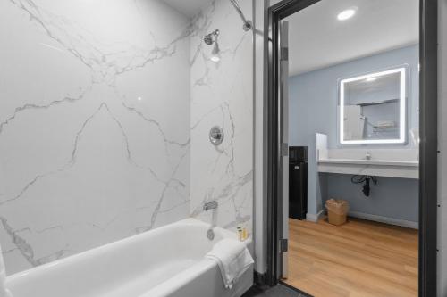 Phòng tắm tại Travelodge by Wyndham Fairplex Pomona