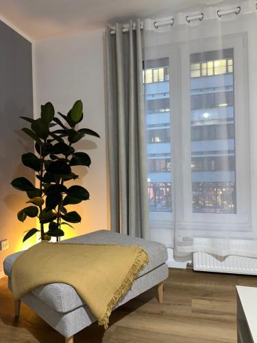 En eller flere senge i et værelse på Modernes City Apartment