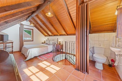 - une chambre avec un lit, un lavabo et des toilettes dans l'établissement Mountain View Cottage, à Seixal