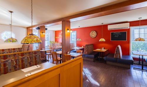 Auberge Zacharie في Rivière-à-Pierre: مطعم ذو جدران حمراء وقاعة طعام