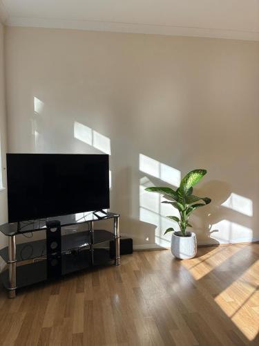 Μια τηλεόραση ή/και κέντρο ψυχαγωγίας στο Close to Station, Quiet Stay