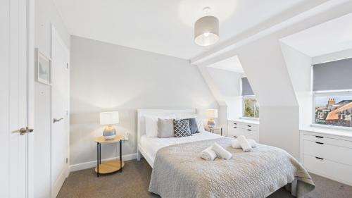 カウズにある30 Union Roadの白いベッドルーム(ベッド1台、ランプ2つ付)