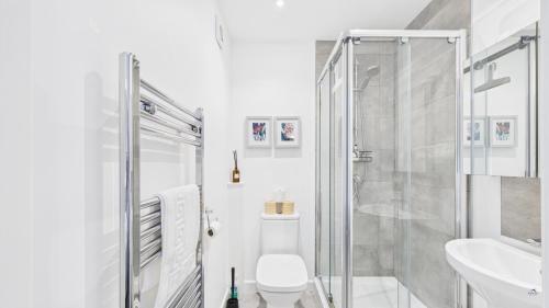 カウズにある30 Union Roadのシャワー、トイレ、洗面台を備えたバスルーム