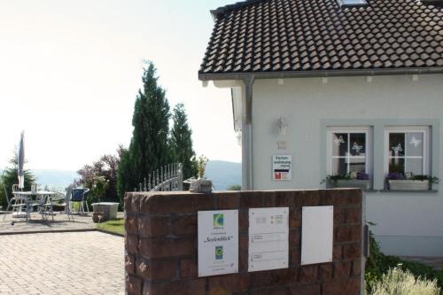 ein Haus mit einem Steinzaun davor in der Unterkunft Gemütliche Maisonette-Wohnung mit Fußbodenheizung in Berndorf