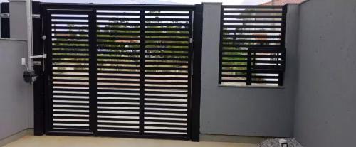 Zimmer mit einer Tür und einem Fenster in der Unterkunft Apartamento Praia do Sonho - Seu Refúgio Perfeito! in Palhoça