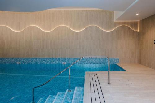 a large swimming pool in a building at Bayside Geelong Hotel & Apartments, an Ascend Collection Hotel in Geelong