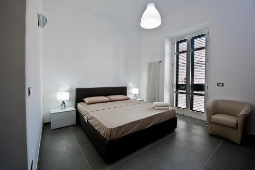 レッチェにあるLa Casa delle Zieのベッドルーム1室(ベッド1台、椅子、窓付)
