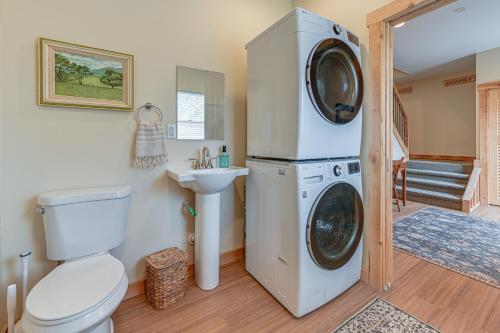 BradfordUltimate Relaxation! Lake-View Cottage in Bradford的配有洗衣机和水槽的浴室