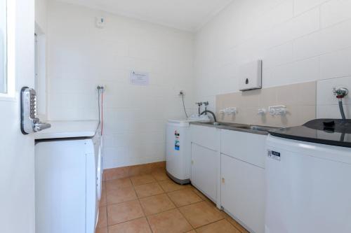 Η κουζίνα ή μικρή κουζίνα στο Apartment 2 @ Ocean Palms Apartments