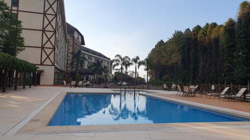 una piscina al centro di un edificio di Flat lindo em pedra azul a Pedra Azul