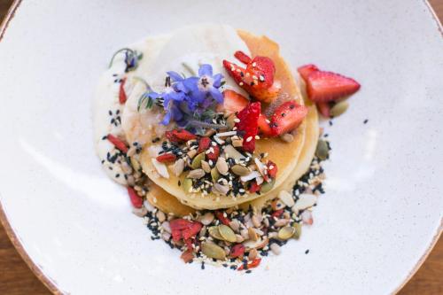 un piatto bianco con dessert, frutta e noci di VISTA TROPICAL - VILLAS and SUITES - beach LOS CORALES a Punta Cana