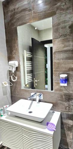 a bathroom with a white sink and a mirror at Le Havre de Paix in Nabeul