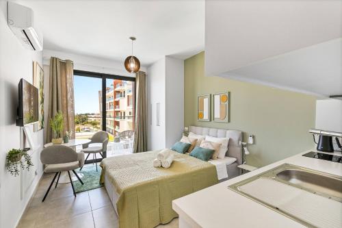 Postel nebo postele na pokoji v ubytování New Olive Nest + Sauna & Pool