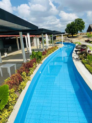 a blue swimming pool at a resort at Complejo Turístico Tierra Dorada in Manta