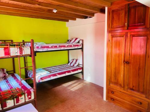 a room with two bunk beds and a green wall at Complejo Turístico Tierra Dorada in Manta