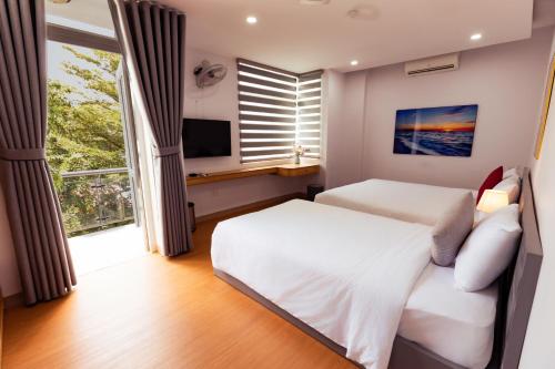 Una cama o camas en una habitación de Sunshine Hotel