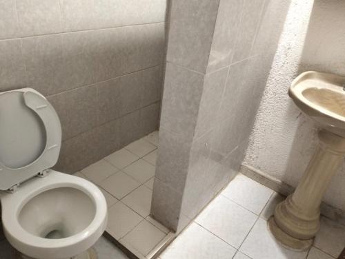 ein Badezimmer mit Toilette und Waschbecken in der Unterkunft Cuarto 2 casa Mixtecos in Puerto Escondido